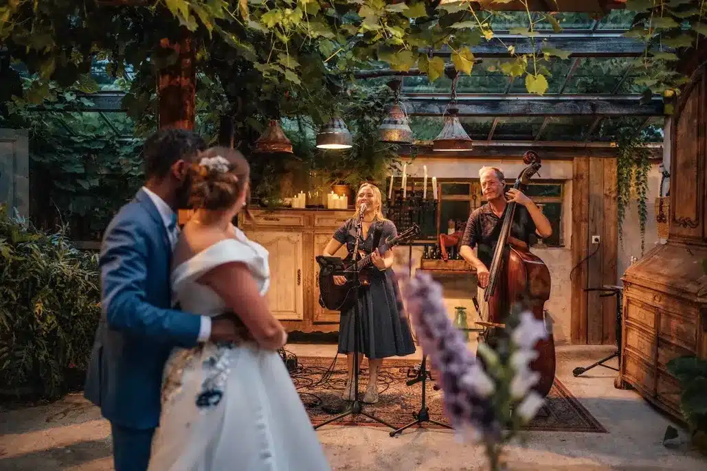 Akoestische band live optreden tijdens een bruiloft in Vlaanderen